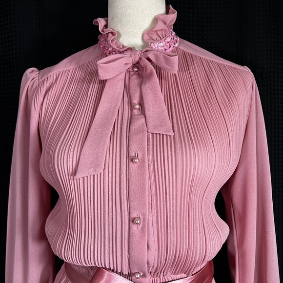 Vintage 1970s Union Made Dusty Pink Pleated Secretary Mod Dress Sequins Accents - Picture 2 of 14